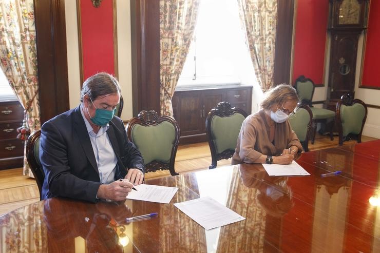 A concelleira de Medio Ambiente da Coruña, Esther Fontán, asina a acta de inicio do contrato do novo servizo de limpeza viaria. ANDY PEREZ / Europa Press