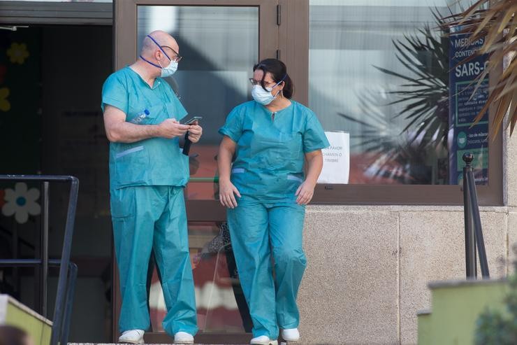 Persoal da Residencia de maiores A Milagrosa sae do xeriátrico onde se está realizando un cribado para descartar a existencia de casos de coronavirus entre os usuarios e os traballadores da mesma, en Lugo, Galicia (España). Carlos Castro - Europa Press / Europa Press