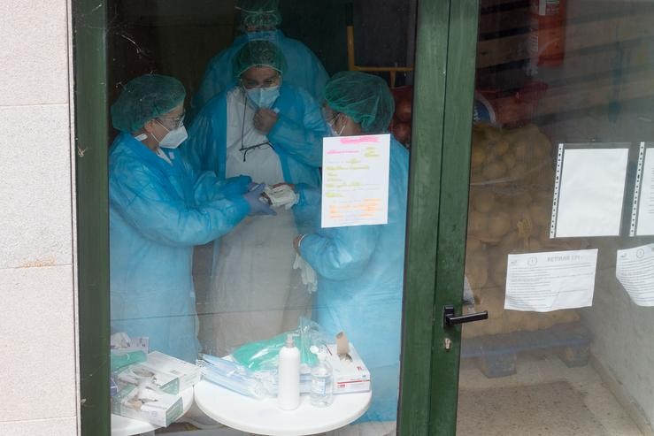 Tres mulleres na porta da residencia de anciáns do Incio, en Lugo (España), onde se detectou un brote de coronavirus, o 20 de agosto de 2020.. Carlos Castro - Europa Press 