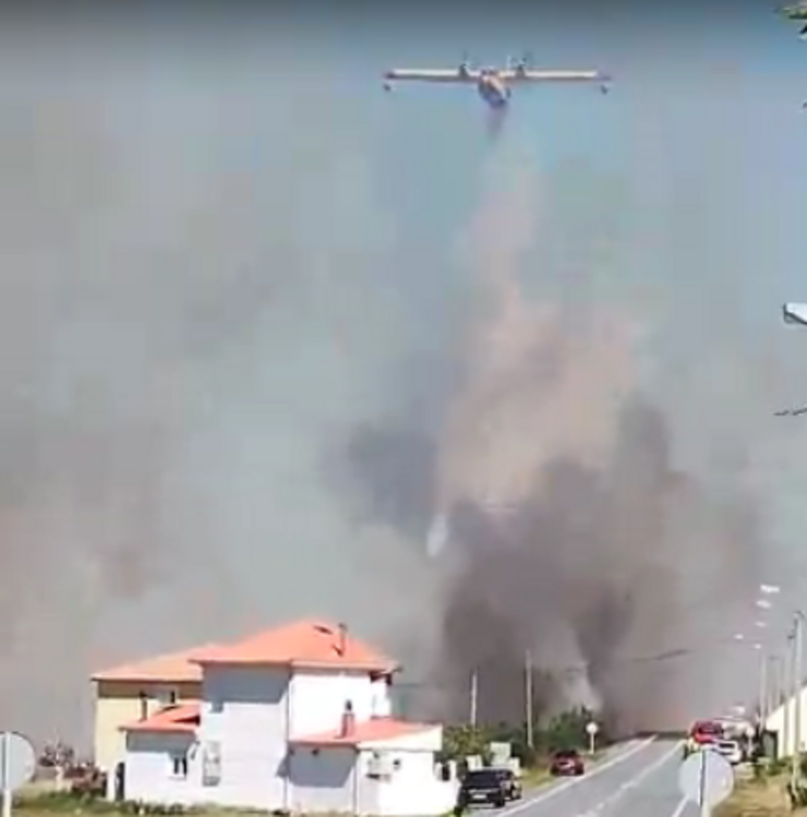 Un avión tenta a pagar un incendio na parroquia do Pindo, en Carnota 