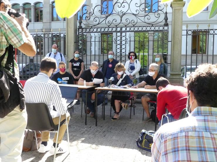 Representantes dos sindicatos CIG, CSIF, CC.OO. e STEG, dos sindicatos estudantís Erguer e Anega e das federacións Confapa e Anpas Galegas na lectura dun manifesto fronte á Consellería de Educación 