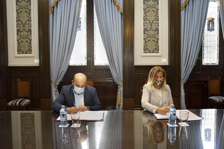 O concelleiro da Coruña de Economía, José Manuel Lage, e a presidenta do Círculo de Mediación de Galicia, Mercedes Sierra, asinan un convenio de colaboración. ANDY PEREZ 