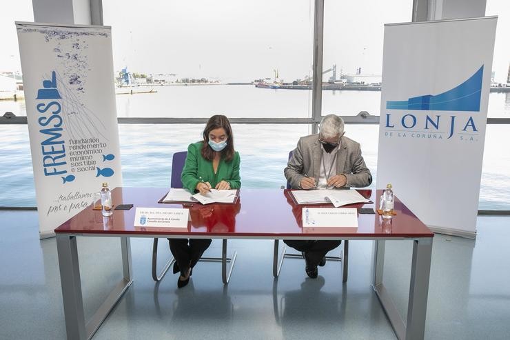 A alcaldesa da Coruña, Inés Rey, e o presidente de Fremss, Juan Carlos Corrás,  asinan un convenio de colaboración 