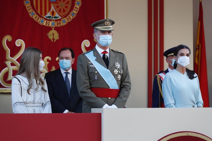 Os Reyes e a infanta Sofía durante o desfile militar pola Festa Nacional. CASA DE S. M. O REI / Europa Press