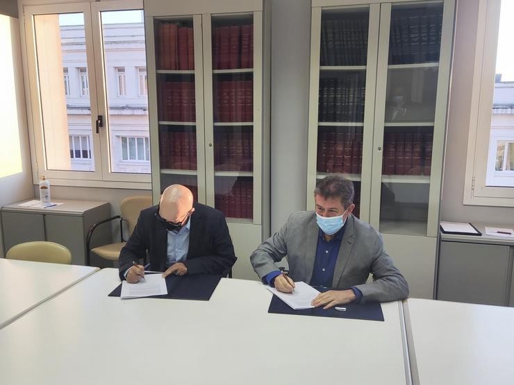 O concelleiro de Turismo do Concello da Coruña, Juan Ignacio Borrego, e o deputado provincial Xosé Regueira asinan un convenio de colaboración. CONCELLO DA CORUÑA / Europa Press