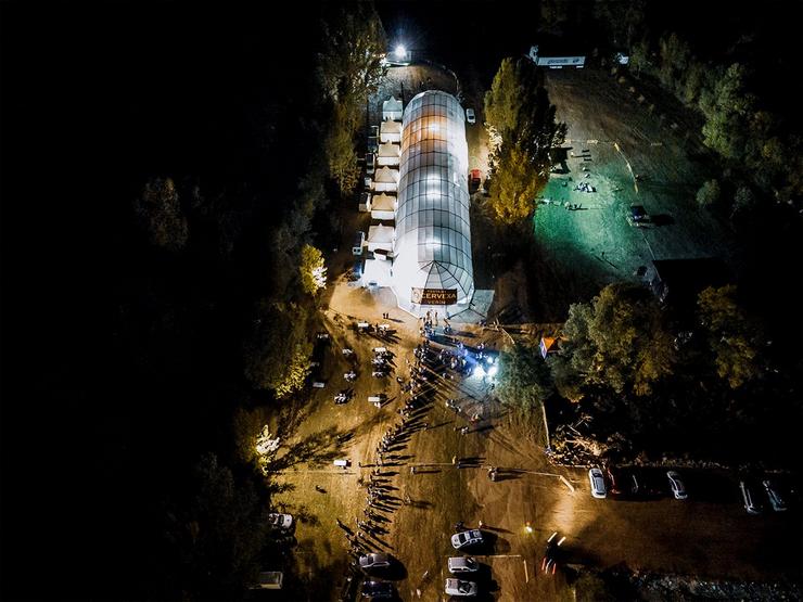 Vista de Dron da carpa onde se organizou a 