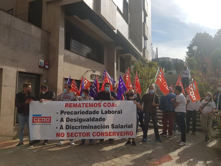 Traballadores participan nunha concentración convocada por CCOO ante a CEP / Europa Press