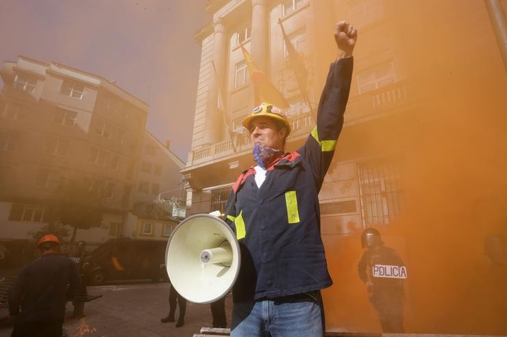 Un home lanza consignas a través dun megáfono durante unha concentración conxunta de traballadores das fábricas de Alcoa e de Vestas situadas na Mariña (Lugo), fronte á Subdelegación do Goberno, a 10 de outubro de 2021, en Lugo, Galicia (Españ. Carlos Castro - Europa Press / Europa Press