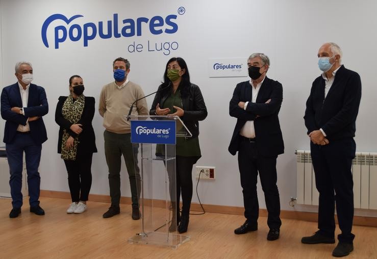 A presidenta do PP de Lugo, Elena Candia, e o vicesecretario de Participación do PP nacional, Jaime de Olano, nunha rolda de prensa xunto a deputados e senadores da provincia.. PP / Europa Press