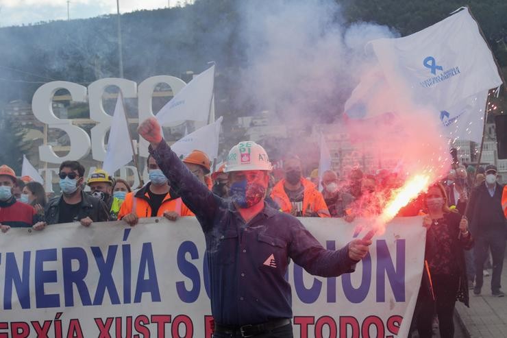 Manifestacion polo futuro industrial da comarca da Mariña lucense. Miles de persoas secundaron a protesta dos traballadores de Alcoa e Vestas, entre outros, que percorreu as rúas de Viveiro / CARLOS CASTRO/EUROPA PRESS