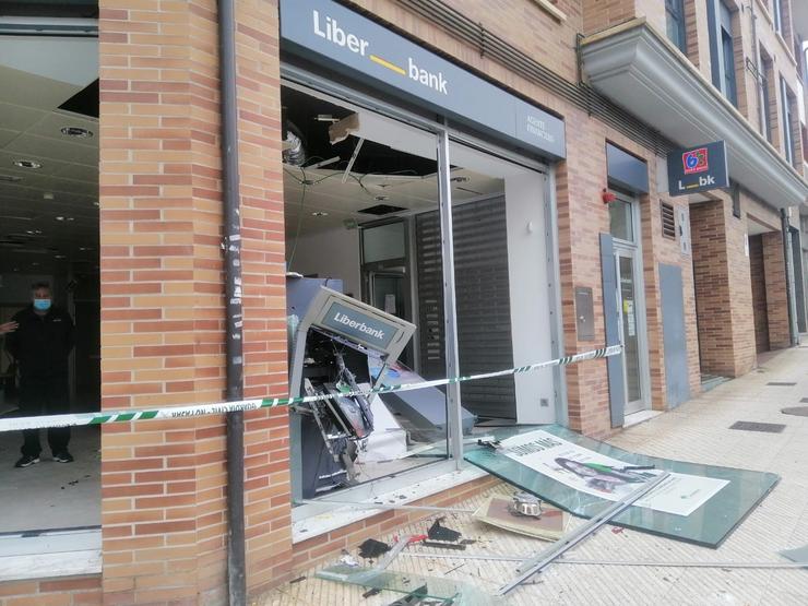 Estado do banco de San Claudio tras o roubo deste sábado. GORRIJELE / Europa Press