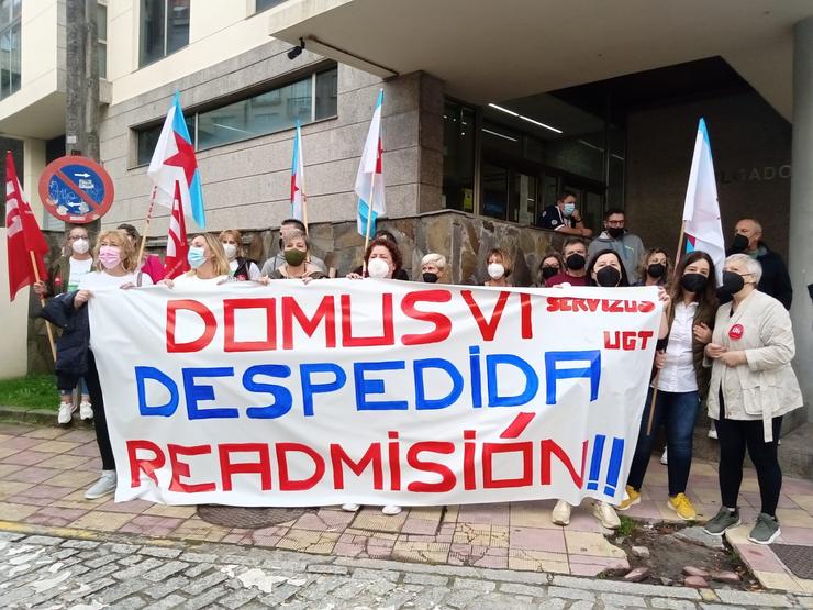Protesta ante as portas dos xulgados polo despedimento dunha traballadora de Domus V, que acepta despedimento improcedente 