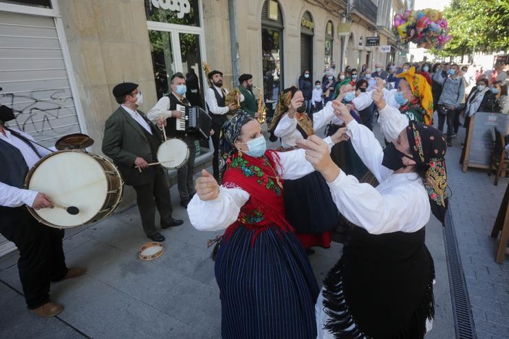 Un grupo de baile tradicional actua na Rua Raina, no Domingo das Mozas, un dos días grandes das Festas de San Froilán 