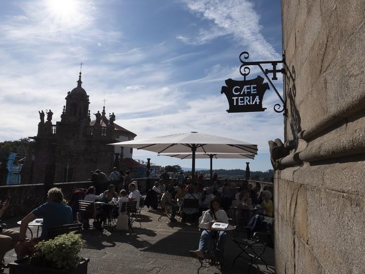 Varias persoas na terraza dun bar en Santiago de Compostela.. César Arxina - Europa Press 