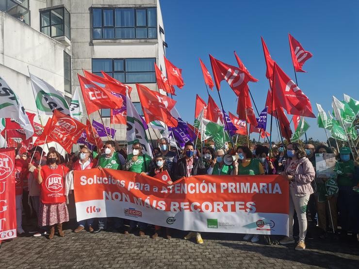 Concentración dos sindicatos CIG, CC.OO., UGT, CSIF e Satse ante a Consellería de Sanidade, a 19 de outubro de 2021. / Europa Press