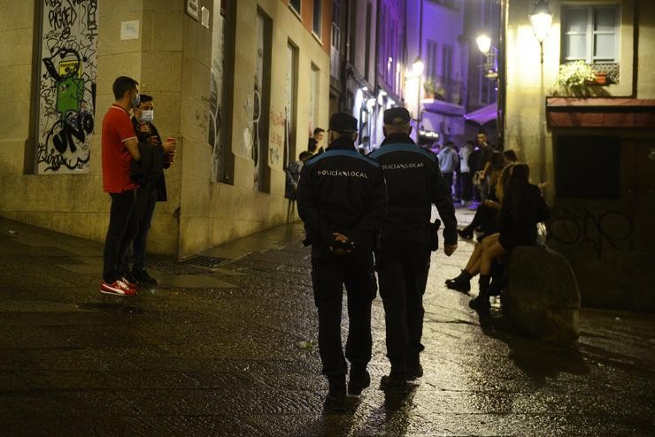 Varias persoas saen por unha zona de bares e lecer nocturno no centro histórico de Ourense 