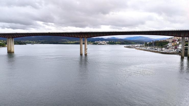 Arquivo - Ría do Eo, límite entre Asturias e Galicia, desde Ribadeo (Galicia) cos estaleiros Armón ao fondo e a ponte da Autovía do Cantábrico A-8 ao seu paso pola localidade.. EUROPA PRESS - Arquivo 