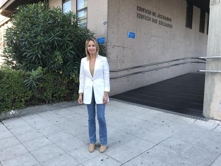 A delegada da Xunta en Vigo, Marta Fernández-Tapias, ante o edificio dos xulgados, que será rehabilitado para acoller a entidades e colectivos sociais da cidade.. XUNTA DE GALICIA / Europa Press