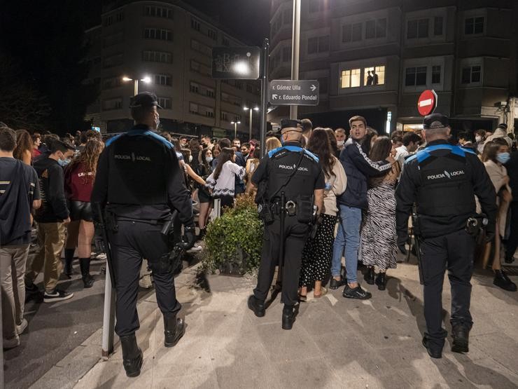 Axentes de policía vixían as aglomeracións de grupos de mozos na vía pública de Santiago de Compostela, a 1 de outubro de 2021 