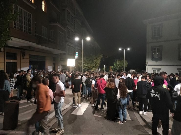 Mocidade concentrada ante unha discoteca en Santiago