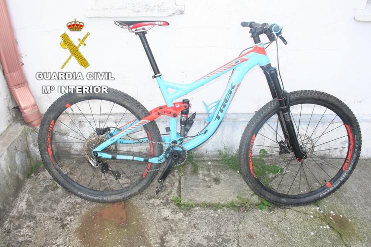 Bicicleta de montaña sustraida nunha vivenda en Carballo (A Coruña), recuperada pola Garda Civil.. GARDA CIVIL 