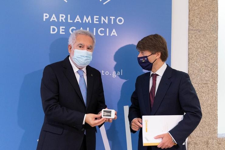 O conselleiro de Facenda e Administración Pública, Miguel Corgos, entrega ao presidente do Parlamento de Galicia, Miguel Anxo Santalices, o Proxecto de Orzamentos de Galicia para 2022 