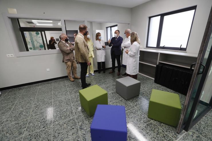 O conselleiro de Sanidade, Xullo García Comesaña, visita a nova unidade de psquiatría infanto-xuvenil que se puxo en marcha no hospital de Santiago. XUNTA / Europa Press