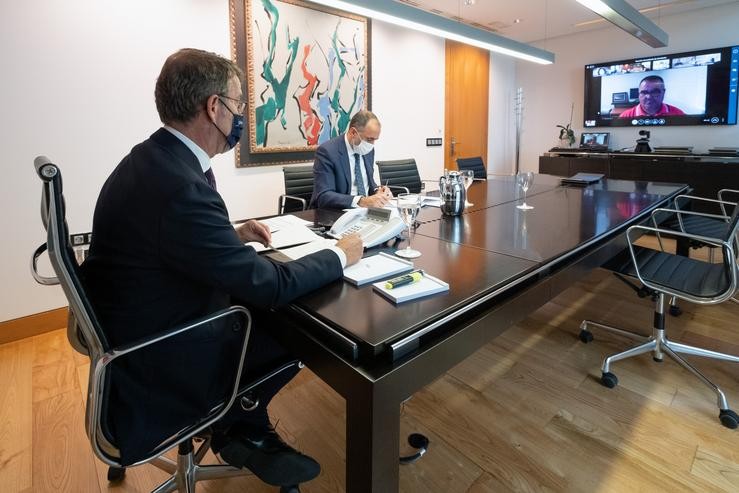 O titular do Goberno galego, Alberto Núñez Feijóo, reúnese por videoconferencia, xunto ao conselleiro de Sanidade, Julio García Comesaña, co comité clínico 