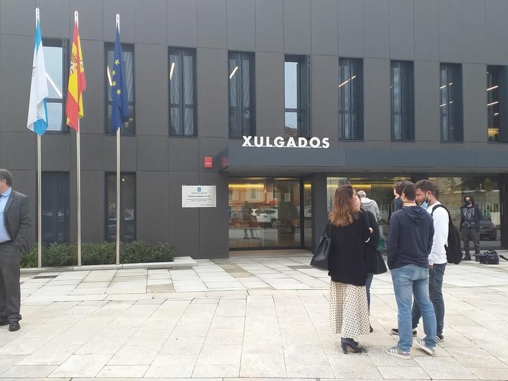 Xulgados de Tui con familiares de Déborah Fernández Cervera, cuxa causa se segue hoxe en sede xudicial coa declaración de tres persoas, a 21 de outubro de 2021 / Europa Press