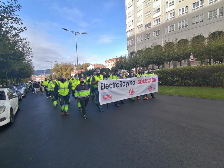 Traballadores de ElectroRayma, Navantia e auxiliares manifestándose por Ferrol. 