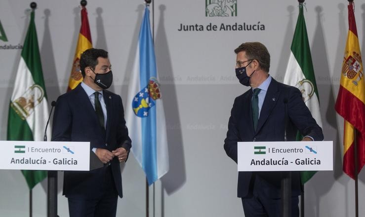 O presidente da Xunta, Juanma Moreno (i) e o presidente da Xunta de Galicia, Alberto Núñez Feijóo (d), comparecen ante os medios no I Atopo Andalucía-Galicia. A 22 de outubro de 2021, en Sevilla (Andalucía, España).. María José López - Europa Press / Europa Press