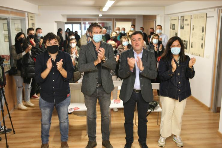 O secretario provincial coruñés e candidato a secretario xeral do PSdeG, Valentín González Formoso, nun acto con militantes xunto ao alcalde de Vilagarcía e presidente da Fegamp, Alberto Varela, e o deputado autonómico Xullo Torrado.. CANDIDATURA DE GONZÁLEZ FORMOSO / Europa Press