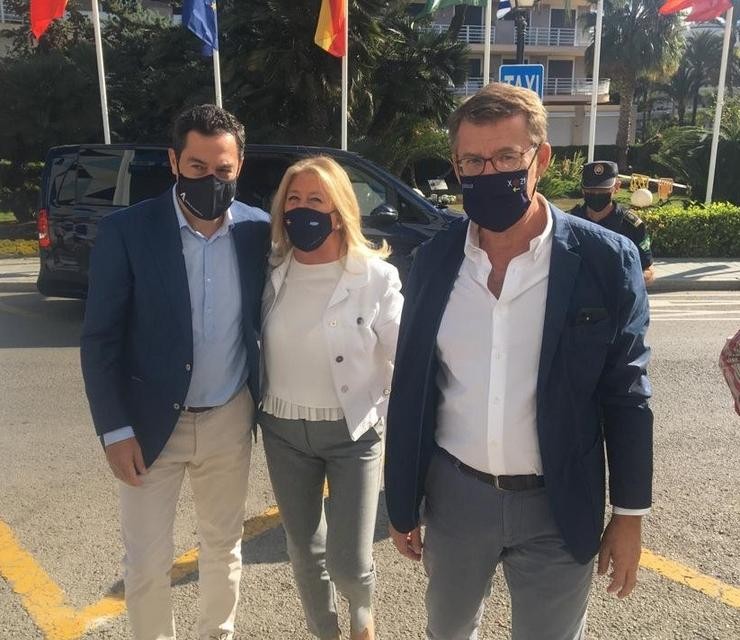 O presidente do PP de Andalucía e da Xunta, Juanma Moreno; a presidenta do PP local e alcaldesa de Marbella, Anxos Muñoz, e o presidente da Xunta e do PP galego, Alberto Núñez Feijoó. / Europa Press