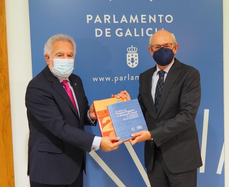 O fiscal superior de Galicia, Fernando Suanzes, entrega ao presidente do Parlamento galego, Miguel Anxo Santalices, a memoria anual da Fiscalía Superior de Galicia do ano 2020. PARLAMENTO DE GALICIA / Europa Press