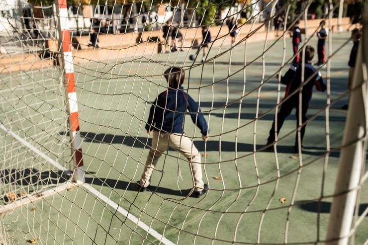 Varios nenos xogan ao fútbol no patio do Colexio Alameda de Osuna o día en que entra en vigor a medida que permite non utilizar máscara nos patios escolares de Madrid, a 25 de outubro de 2021. Alejandro Martínez Vélez - Europa Press 