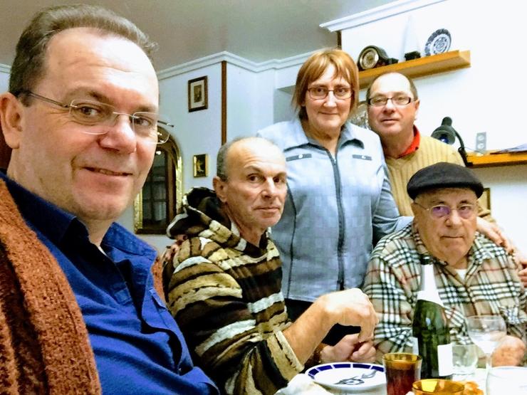 Ramón, Manuel Ramón, Miguel, María e Gabriel celebrando o Nadal de 2017 en Ares