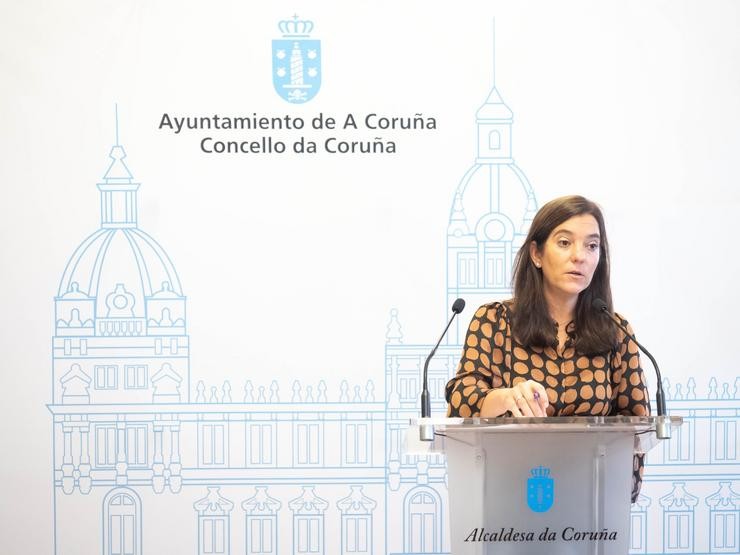 A alcaldesa da Coruña, Inés Rei, informa da conexión con Vueling. CONCELLO DA CORUÑA / Europa Press