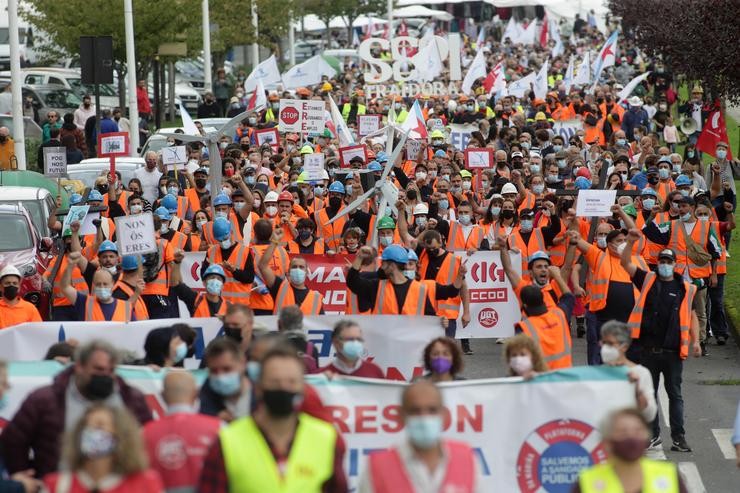 Varios centos de persoas participan nunha manifestación polo futuro industrial da Mariña, a 17 de outubro de 2021, en Viveiro, Lugo 