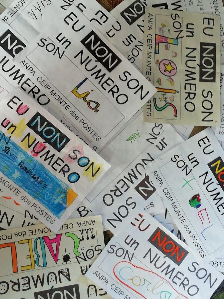 Carteis realizados por menores do Monte dos Postes de Santiago. 