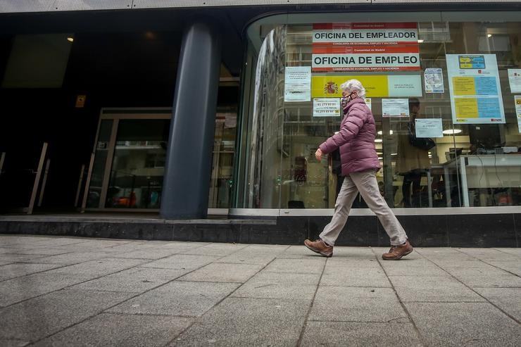 Arquivo - Unha persoa pasa por diante dunha Oficina de Emprego situada na capital, en Madrid, (España), a 28 de xaneiro de 2021. A crise do Covid-19 acabou con 622.600 postos de traballo en 2020, segundo indica a última Enquisa da Poboación Ac. Ricardo Rubio - Europa Press - Arquivo / Europa Press