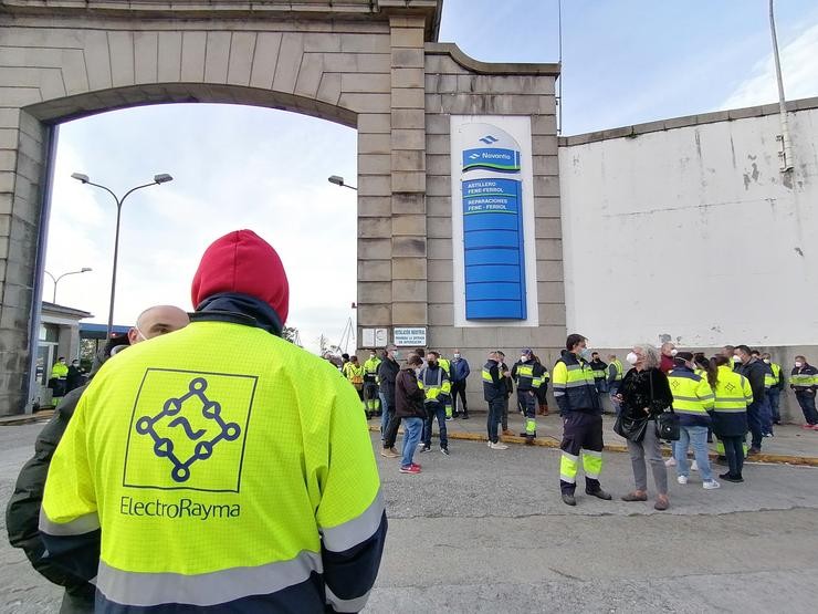 Os operarios de ElectroRayma ás portas de Navantia Ferrol. / Europa Press