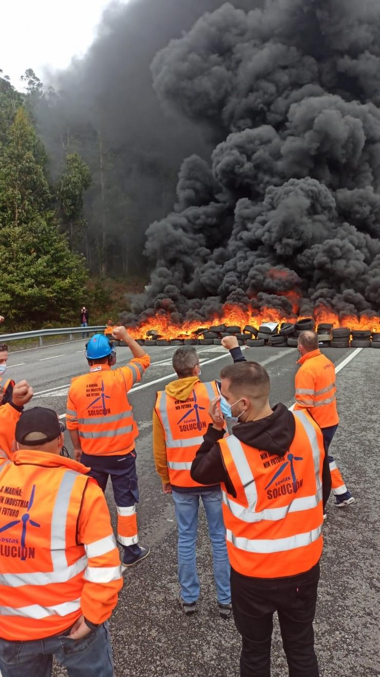 Traballadores de Vestas cortan a N-540 para reclamar unha solución / REMITIDA (COMITÉ DE EMPRESA).