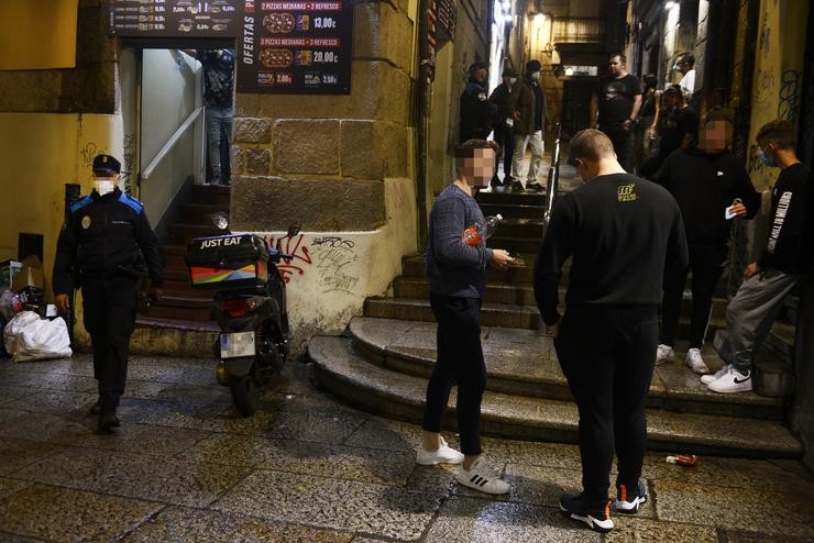 Varias persoas saen por unha zona de bares e lecer nocturno no centro histórico de Ourense, a 2 de outubro de 2021. Rosa Veiga - Europa Press / Europa Press
