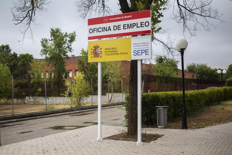 Arquivo - Un cartel que anuncia unha oficina do SEPE e oficina de emprego da CAM, a 2 de setembro de 2021, en Madrid (España).. Alejandro Martínez Vélez - Europa Press - Arquivo 