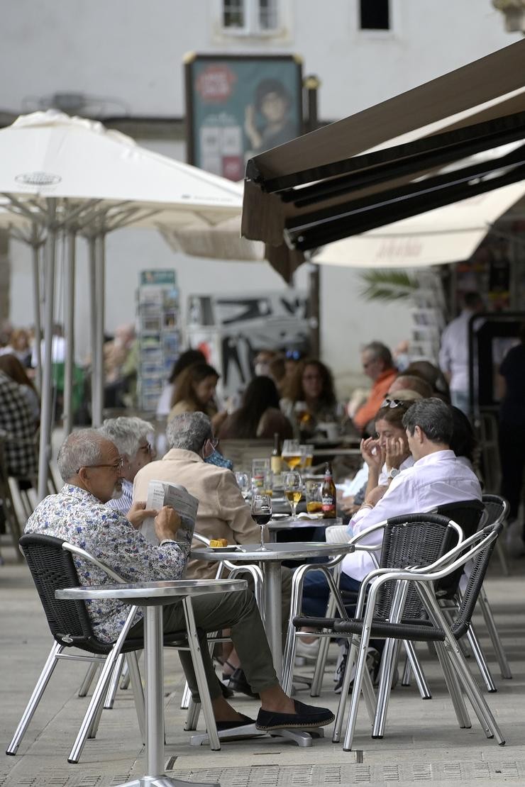 Varias persoas na terraza dun bar en Galicia.. M. Dylan - Europa Press 