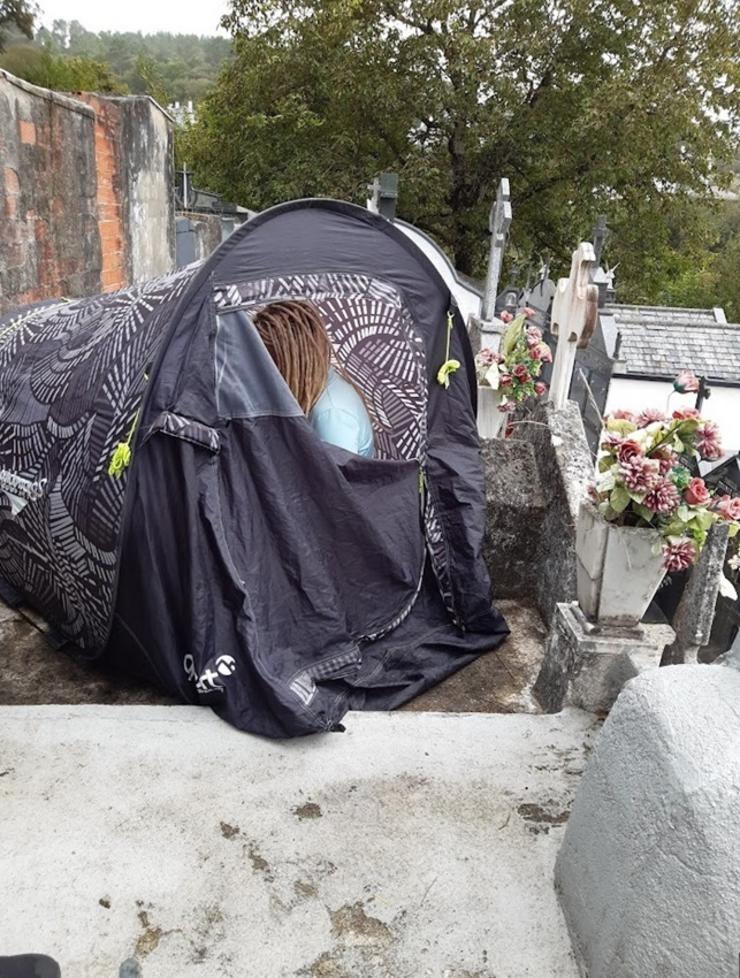 Peregrina alemá acampada nun cemiterio en Lugo. POLICÍA LOCAL / Europa Press