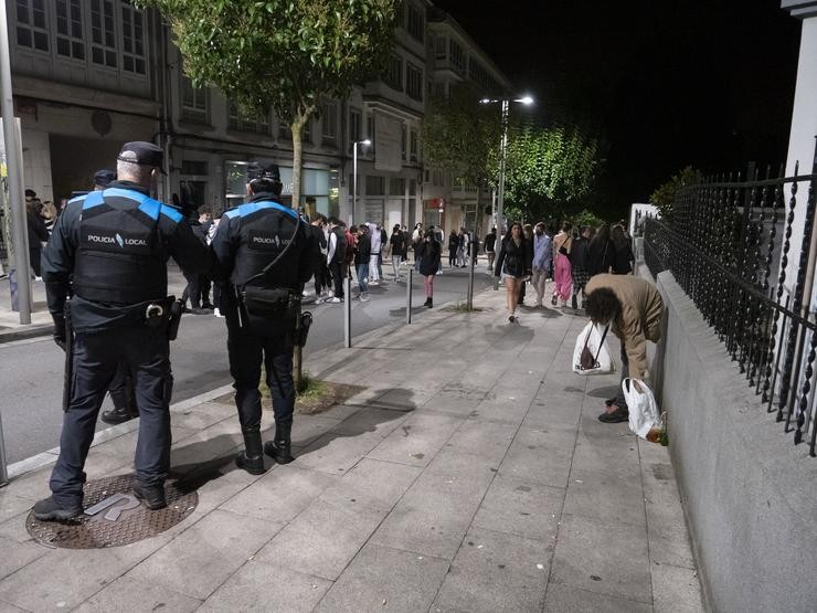 Axentes de policía vixían as aglomeracións de grupos de mozos na vía pública de Santiago de Compostela. César Arxina - Europa Press / Europa Press