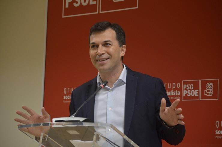 O secretario xeral do PSdeG, Gonzalo Caballero, en rolda de prensa no Parlamento de Galicia. PSDEG