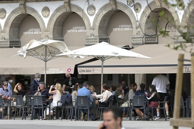 Varias persoas na terraza dun bar, en Galicia.. M. Dylan - Europa Press 