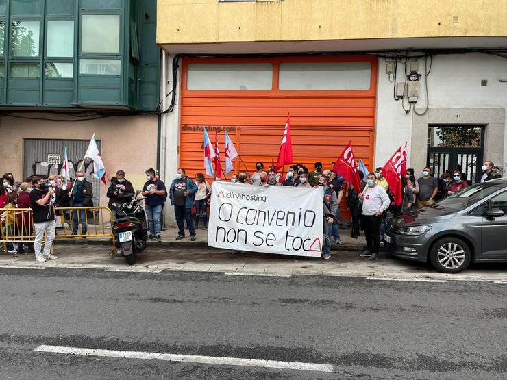 Concentración de traballadores de Dinahosting en Santiago para reclamar a negociación do novo convenio / COMITÉ DE EMPRESA.